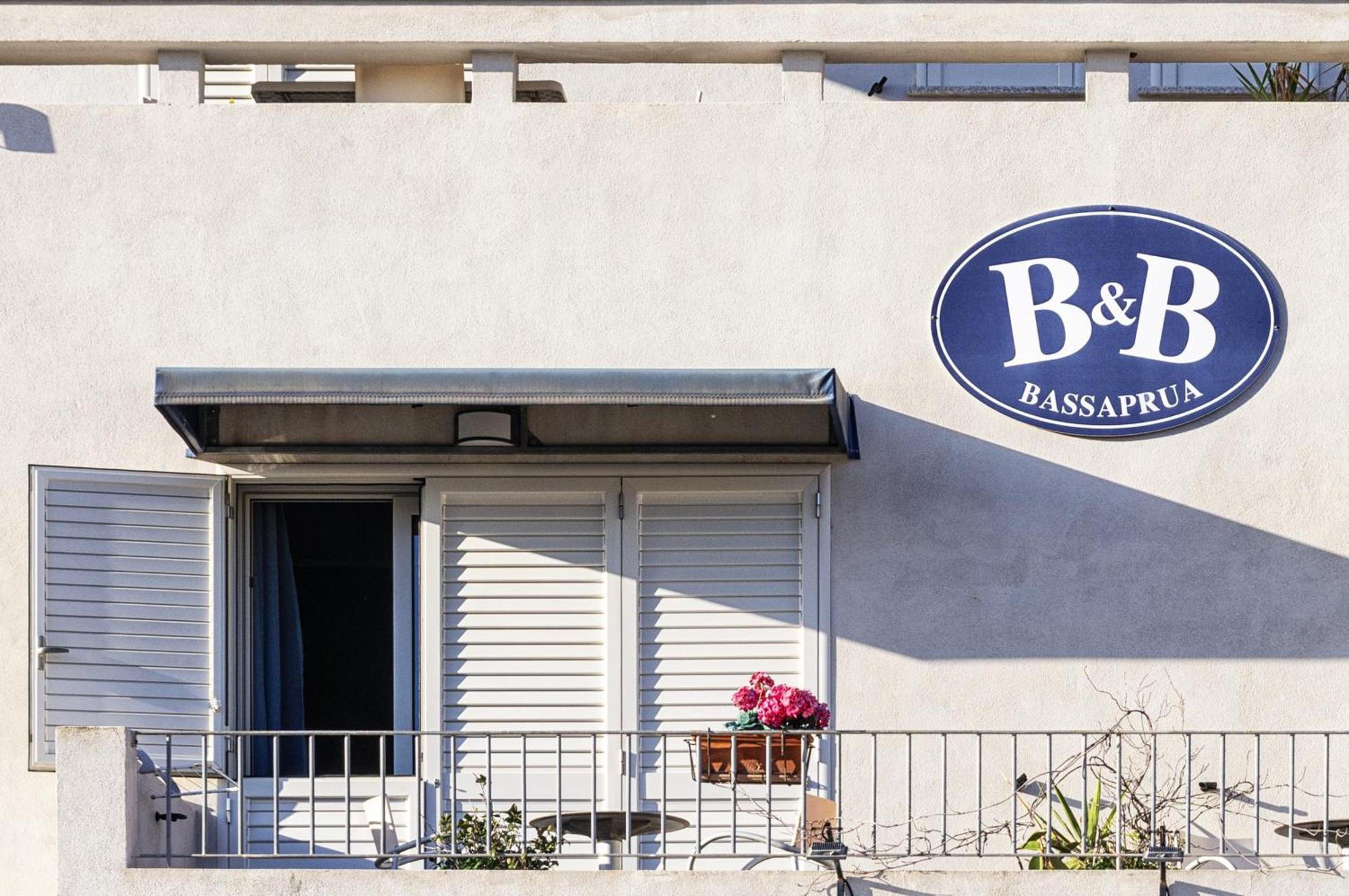 Bassa Prua Bed & Breakfast Палау Екстериор снимка